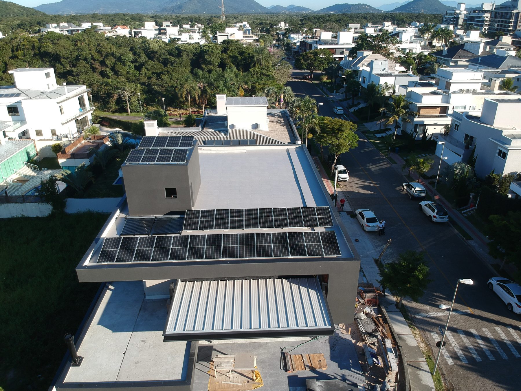 Instalação solar residencial vista aérea