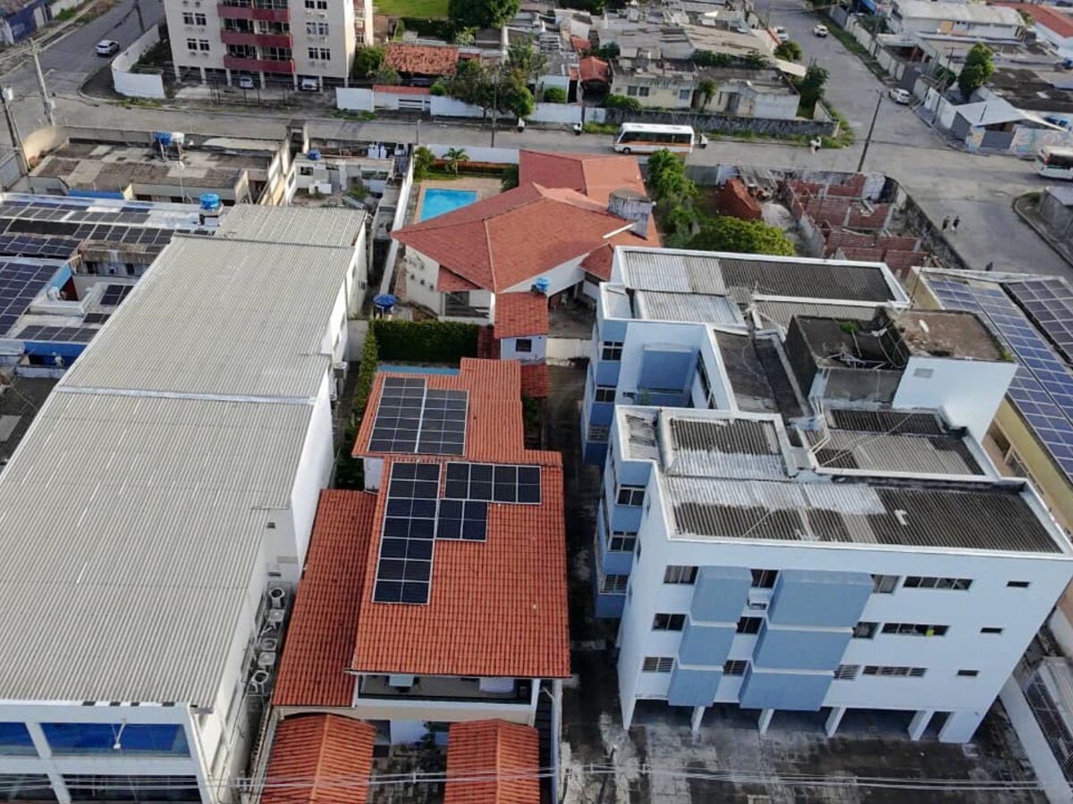 Vista aérea — múltiplos telhados solares