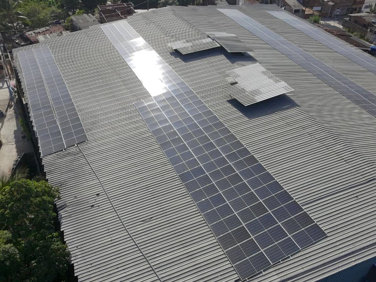 Grande instalação industrial — painéis em fileiras